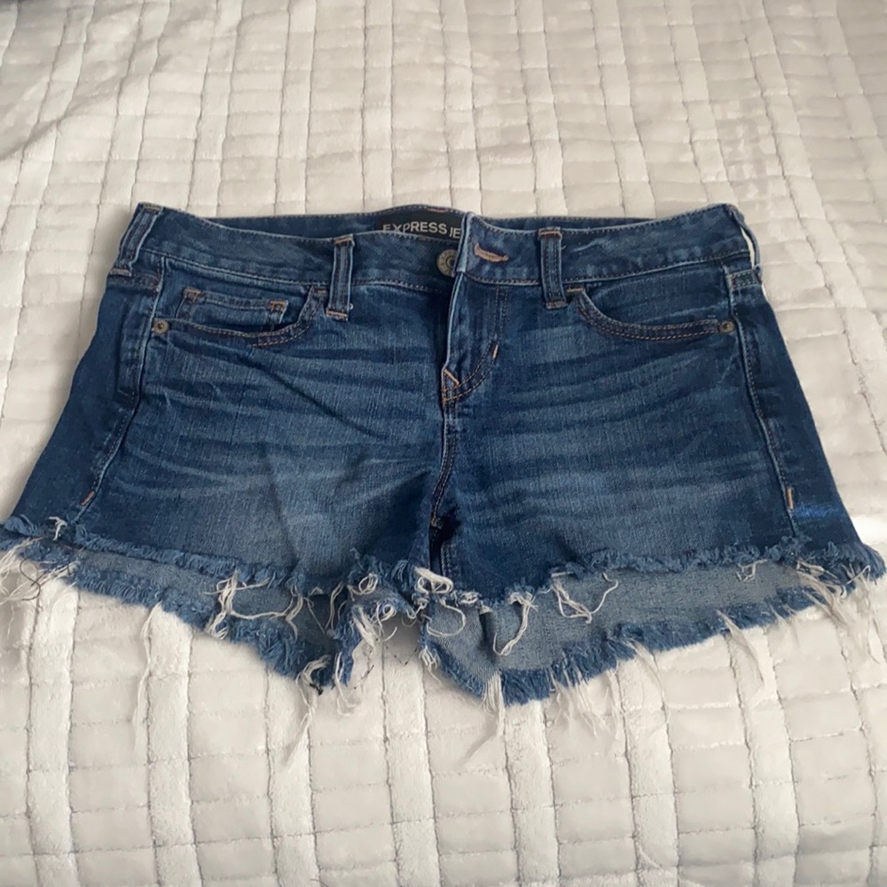 Frayed dark denim express shorts!
